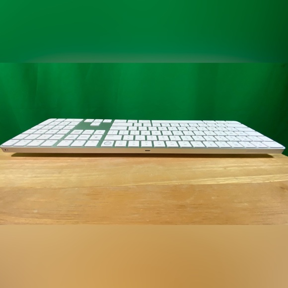 Magic Keyboard with Touch ID and Numeric Keypad - US English - White Keys - Picture 6 of 9